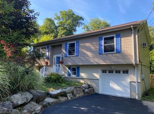 492 Lakeshore Dr, Hewitt, NJ 07421