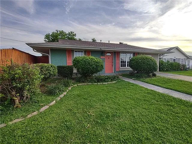 113 Elaine Dr — Photo 1