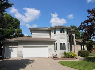 4 Bittersweet Rd, Mason City, IA 50401