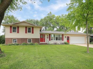 213 Crest Ct, Mayer, MN 55360