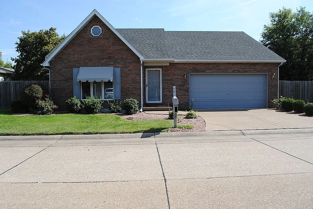 200 Thompson Ave photo 1