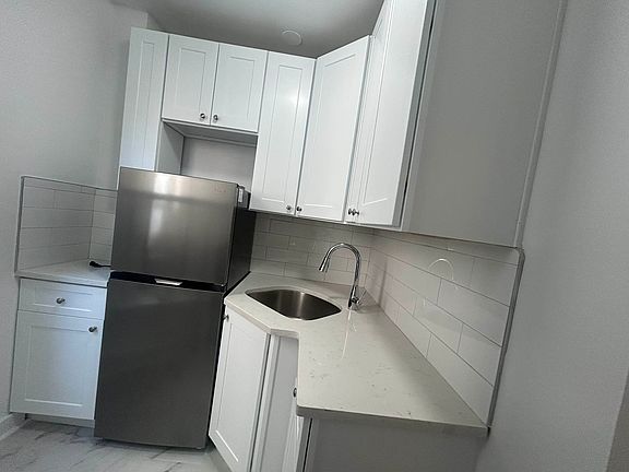 4th image of 425 E 81st St APT 5RW