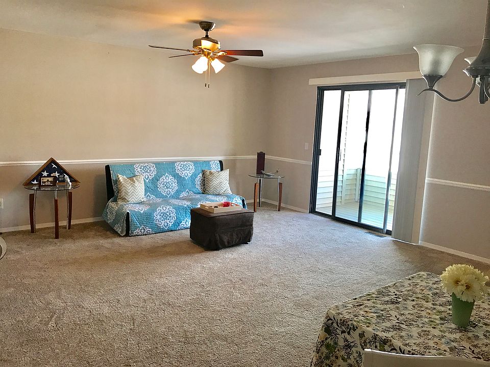 Living Room / Dining Roo