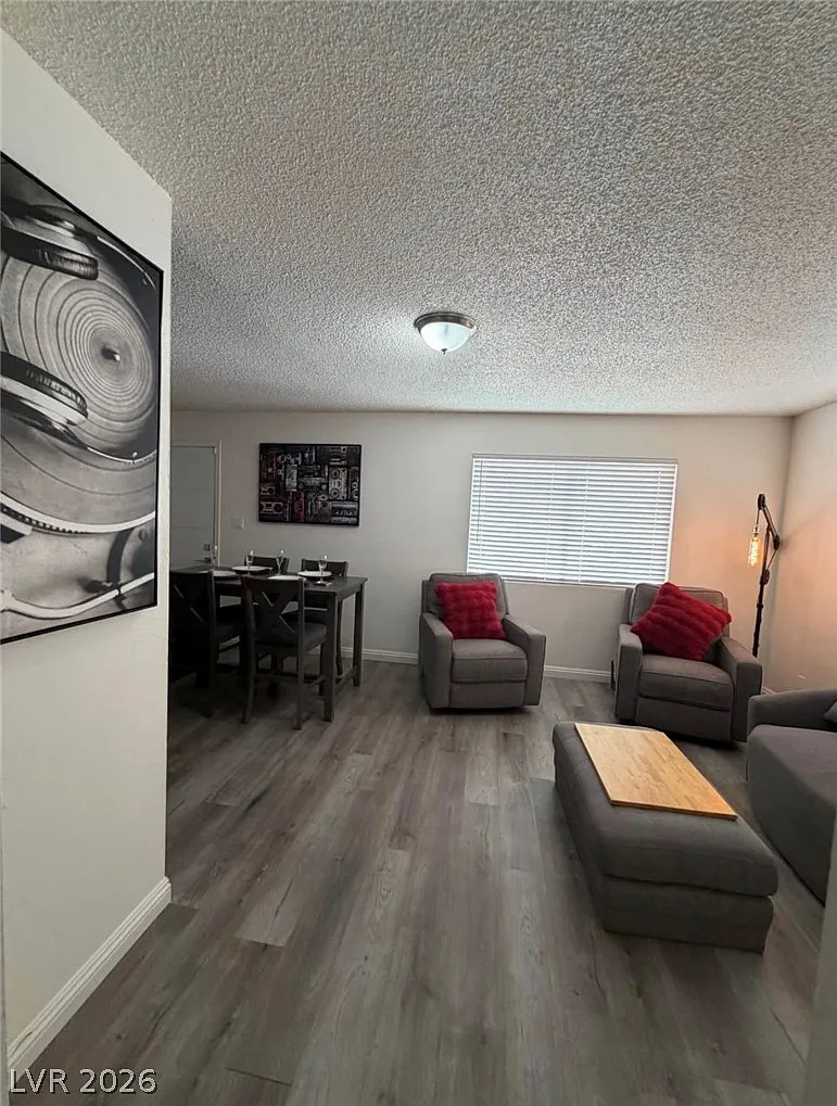 2 bed, 1.0 bath, 2924 sqft, $1,600 — Photo 4