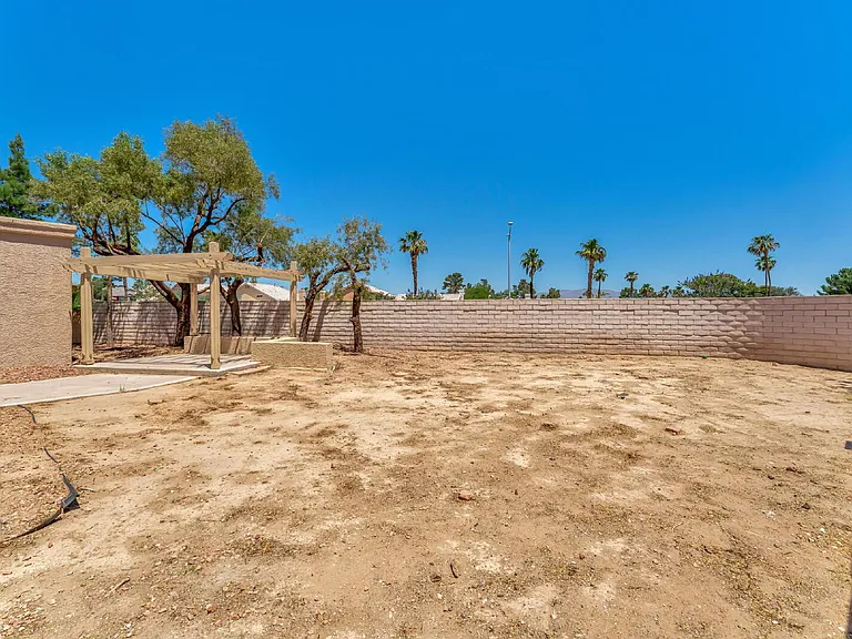 2560 Silver Shadow Dr — Photo 30