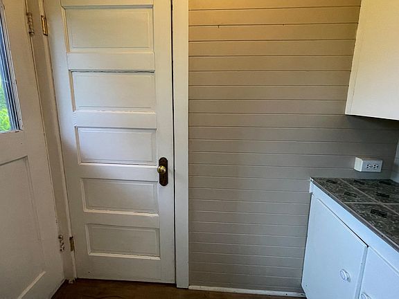 Mud room off kitchen to backyard and basement