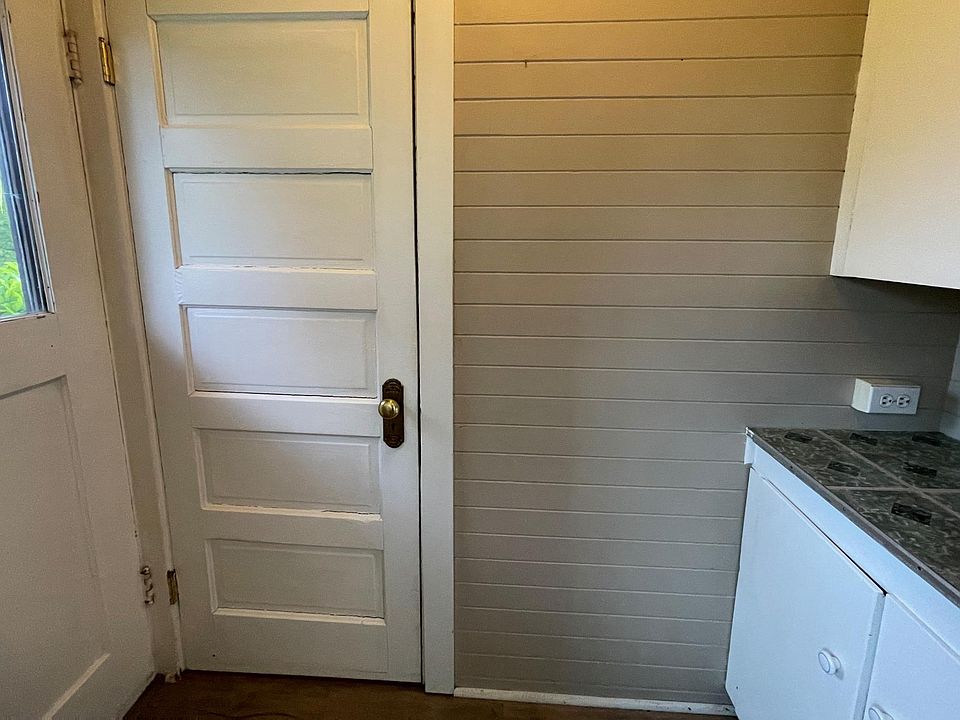Mud room off kitchen to backyard and basement