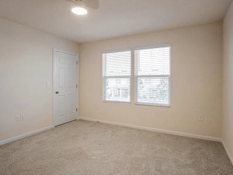 73 Java Ln — Photo 28