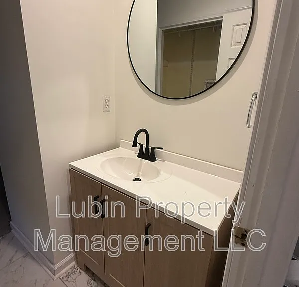 72 N McLean Blvd — Photo 10