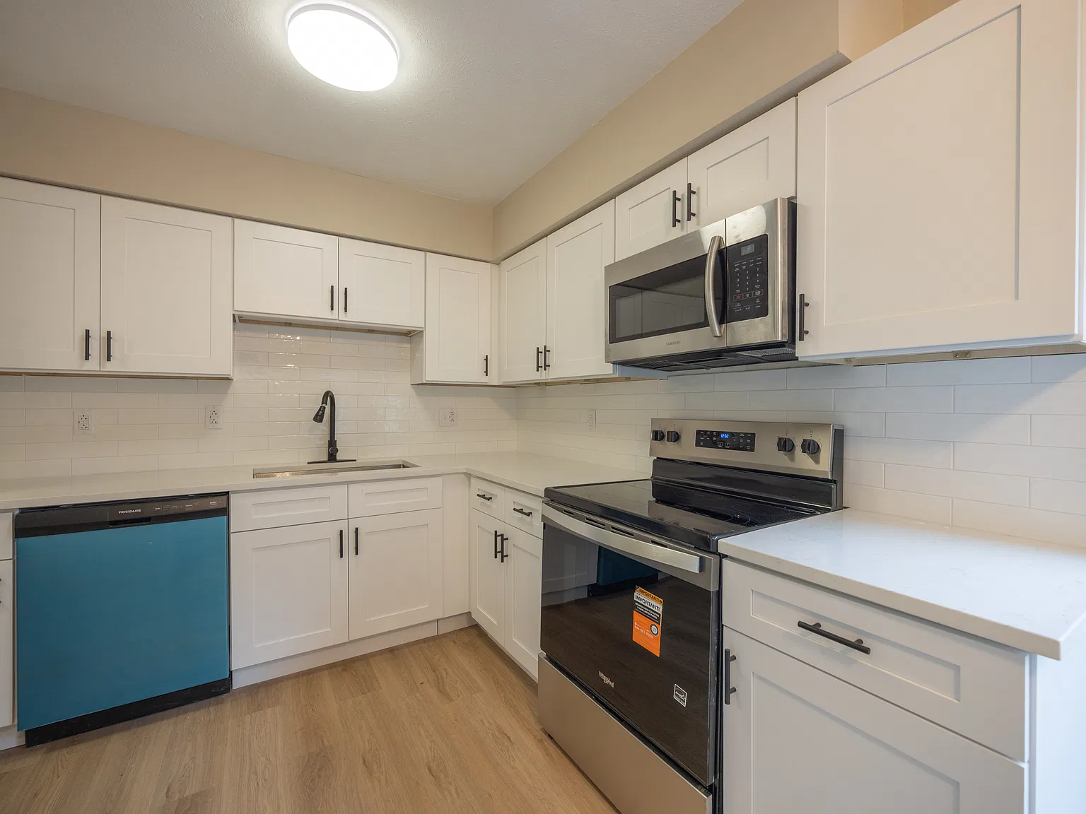 2 bed, 1.5 bath, 900 sqft, $1,450 — Photo 2