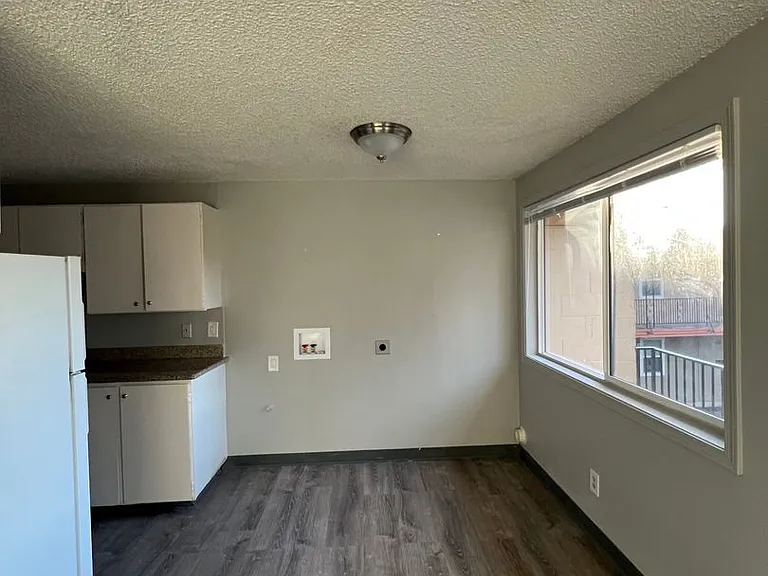 Surrey Square Apartments — Photo 10