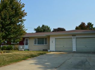200 Country Club Dr, Vinton, IA 52349