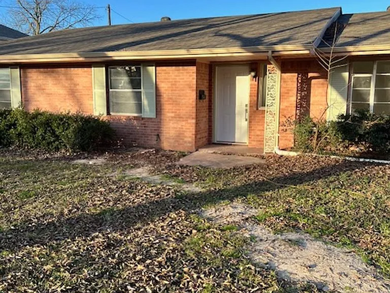 1705 Campbell St — Photo 1