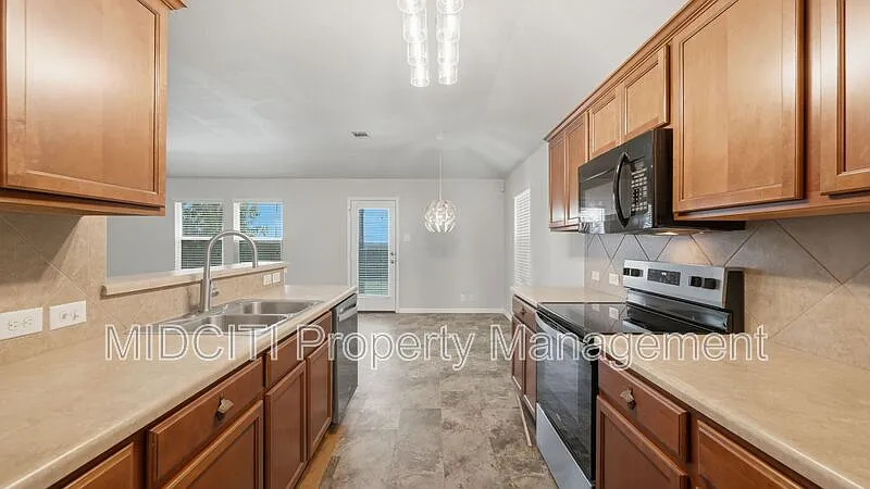 3 bed, 2.0 bath, 1363 sqft, $1,600 — Photo 4