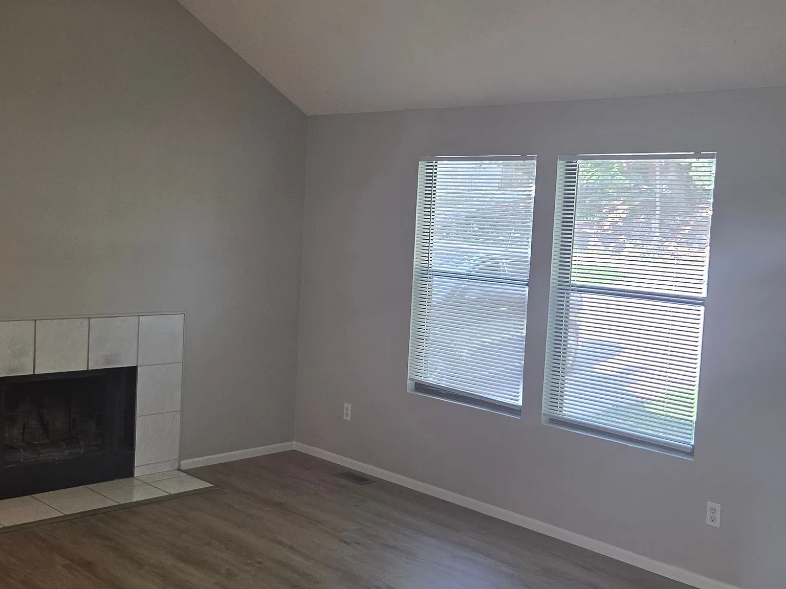 2 bed, 1.5 bath, 2100 sqft, $1,824 — Photo 2