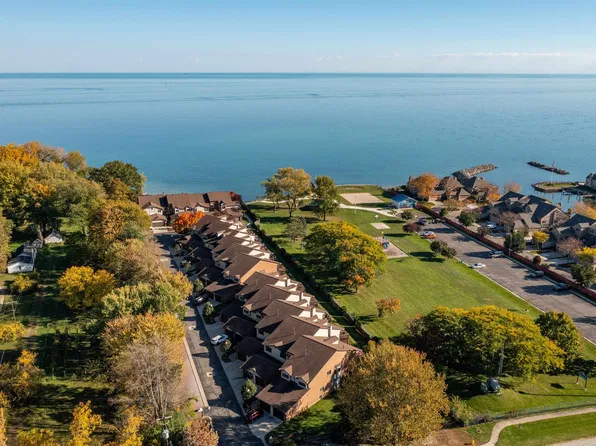 25606 Island View Dr S #15, Harrison Township, MI 48045