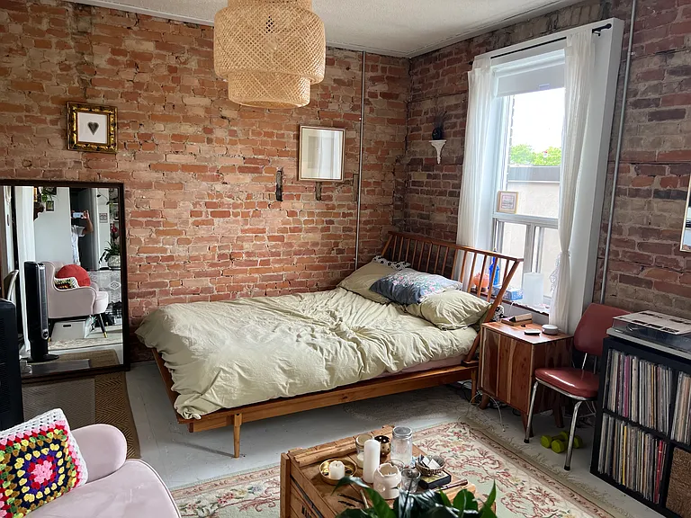 225 Gladstone Ave — Photo 8
