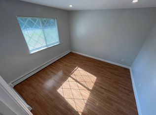 33 Country Greens Dr #2, Holtsville, NY 11742