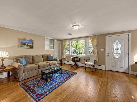 5th image of 54 Lucerne Avenue