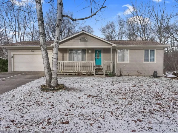 643 Cranbourne St, Commerce Township, MI 48382