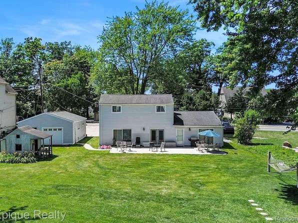 1990 Watkins Lake Rd, Waterford, MI 48328