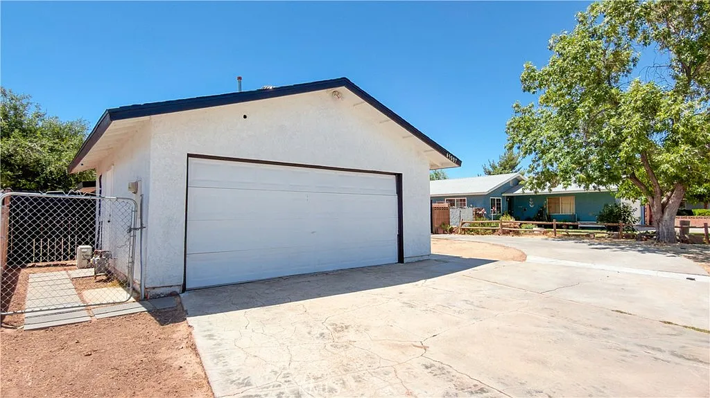 4 bed, 1023 sqft, $4,600 — Photo 2