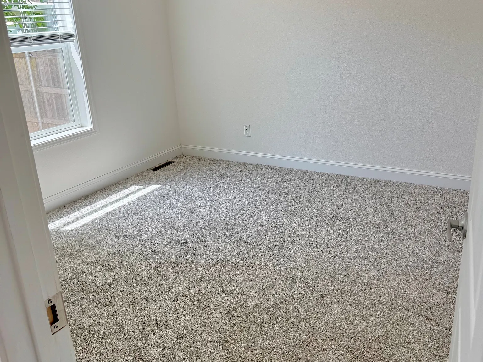 3 bed, 933 sqft, $2,400 — Photo 4