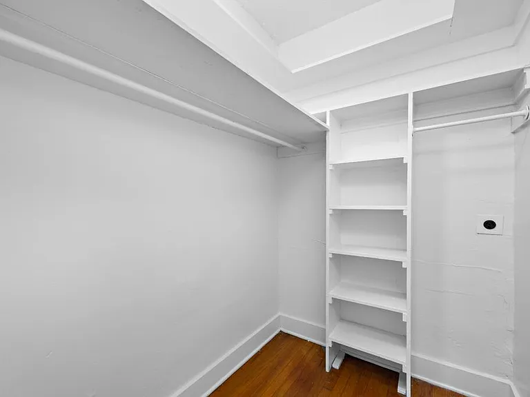 901 E Linwood Blvd — Photo 14