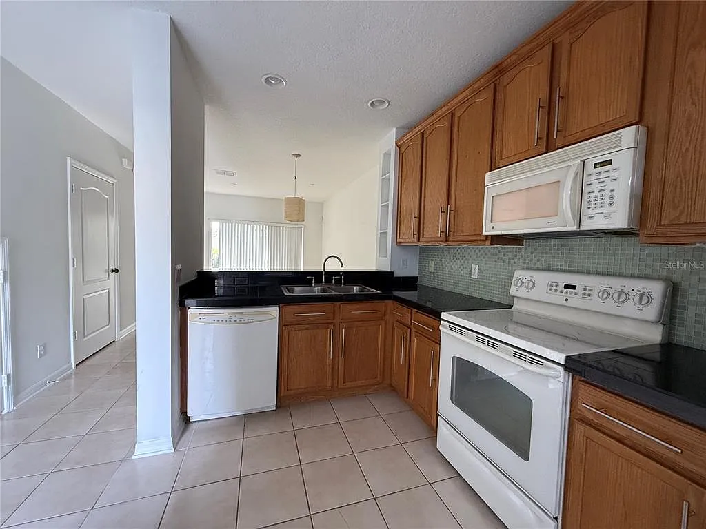2 bed, 2.5 bath, 1071 sqft, $1,695 — Photo 2