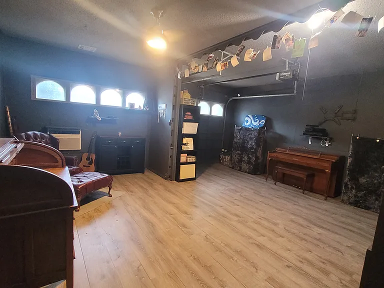 10001 Lancet Ln — Photo 3