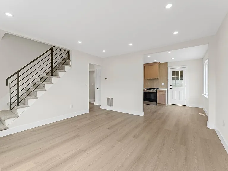 607 W Madison Ave — Photo 7