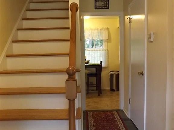 3rd image of 8 Peachtree Ln