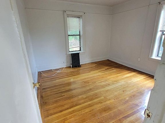 4th image of 119 E 4th St APT 1I