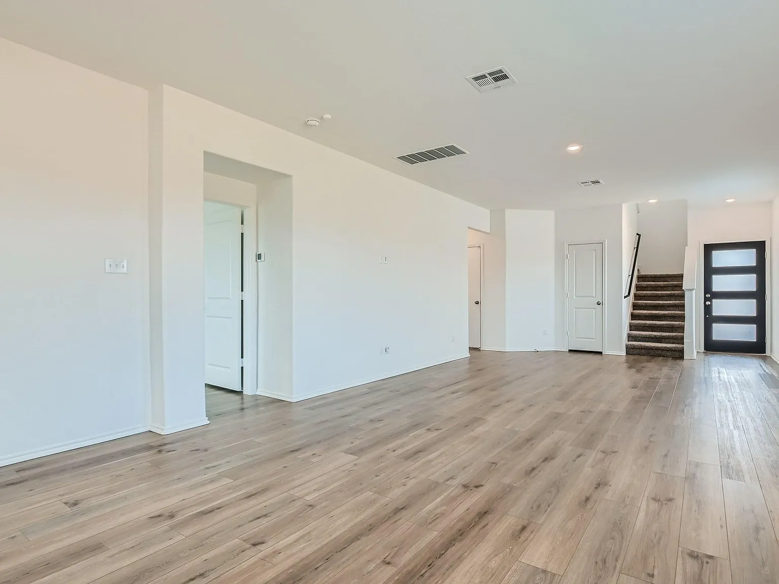4 bed, 3.5 bath, 2560 sqft, $2,549 — Photo 2