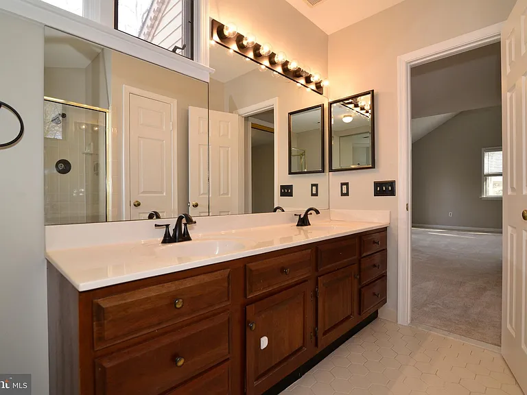 10200 Aspen Willow Dr — Photo 32