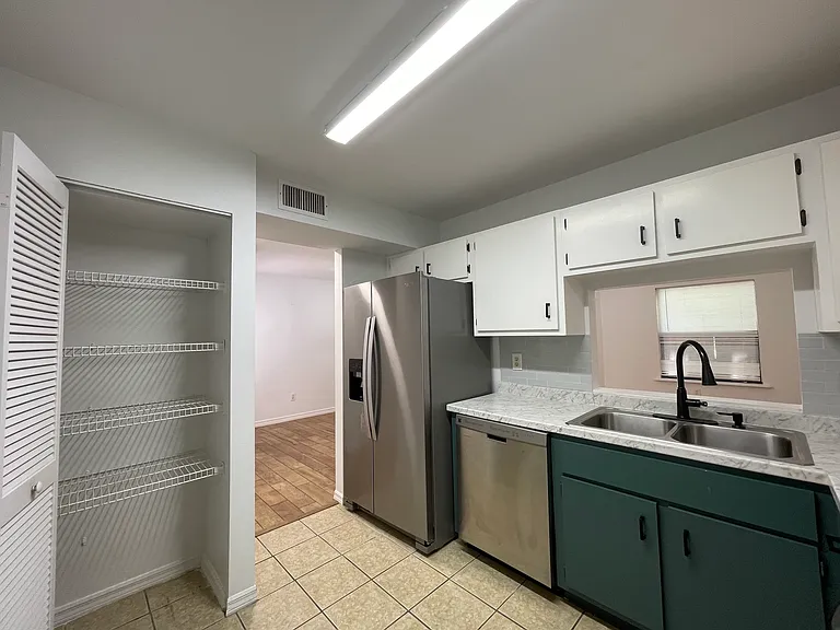 2701 NE 10th St #307 — Photo 19