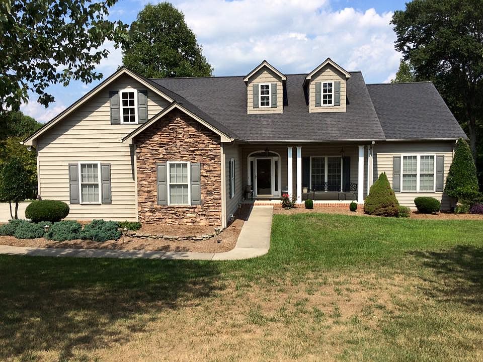 1st image of 910 Barrington Dr NE
