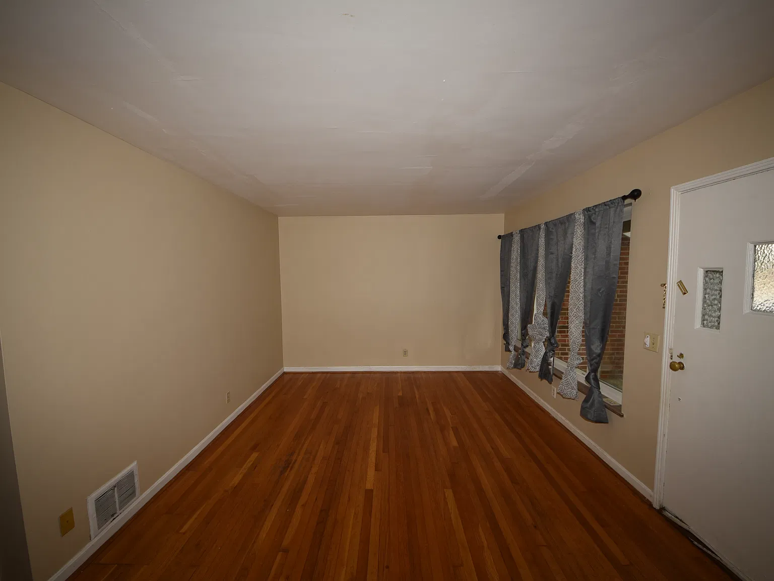 3 bed, 1192 sqft, $2,000 — Photo 4