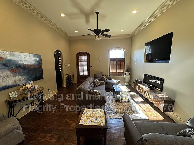 330 Dunvegan Ct — Photo 3