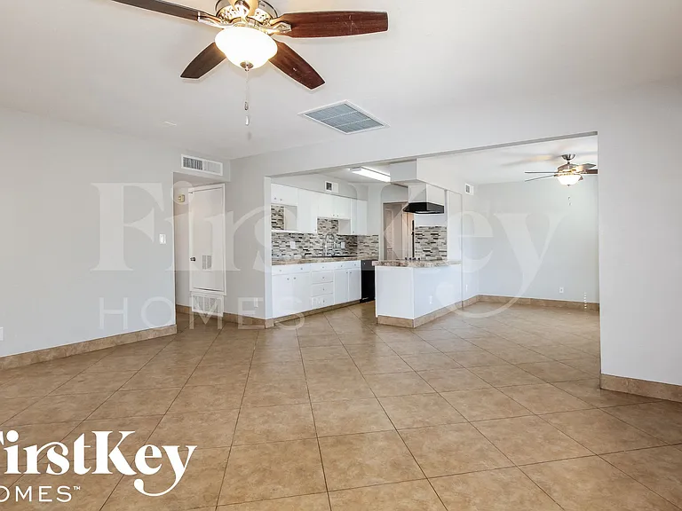 2324 E Paradise Dr — Photo 5