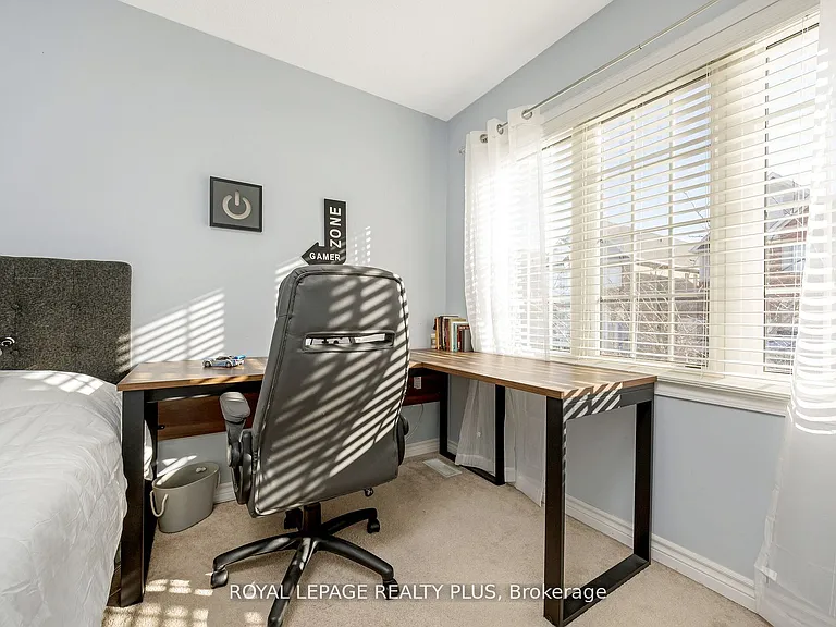 1542 Gainer Cres — Photo 25