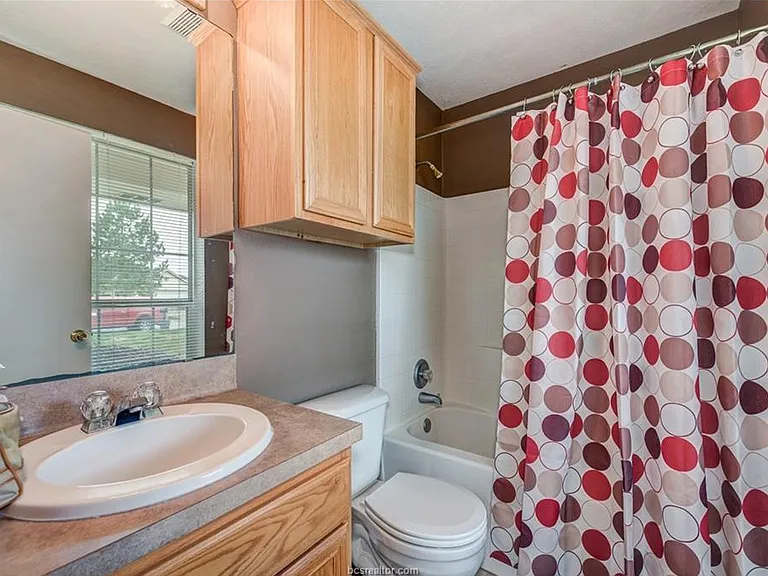 913 Gardenia St #913 — Photo 7