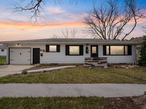 605 10th St, Grundy Center, IA 50638