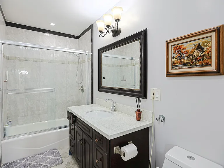 313 E 11th St #6267274877 — Photo 11