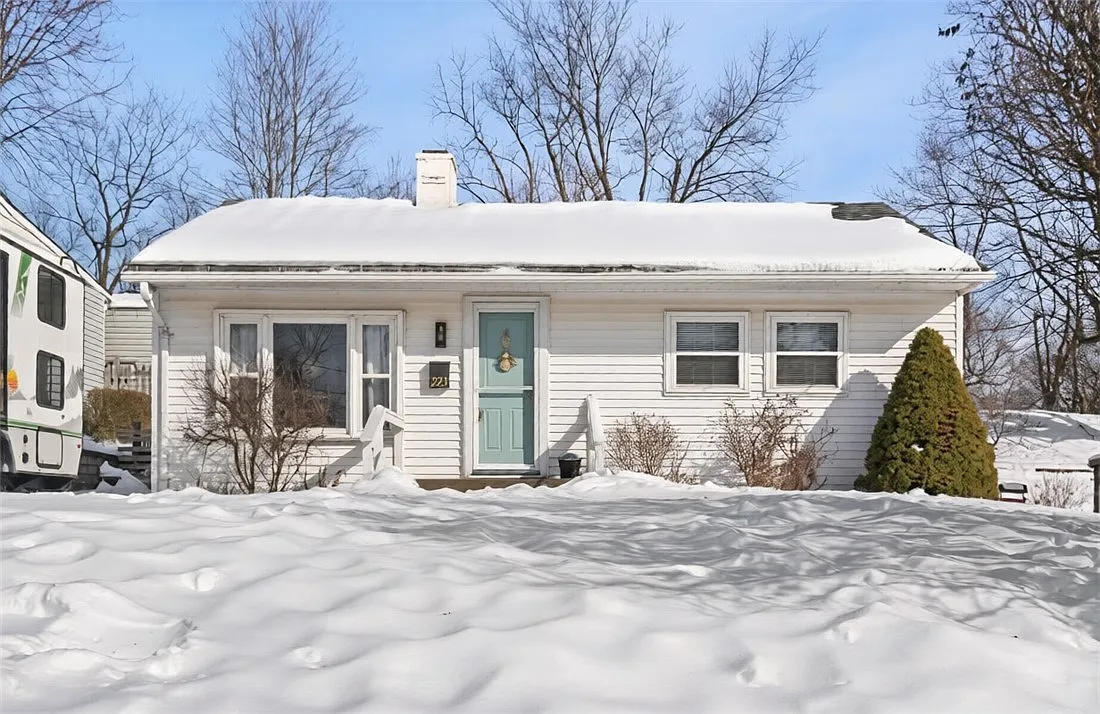 223 Victoria Dr photo 1