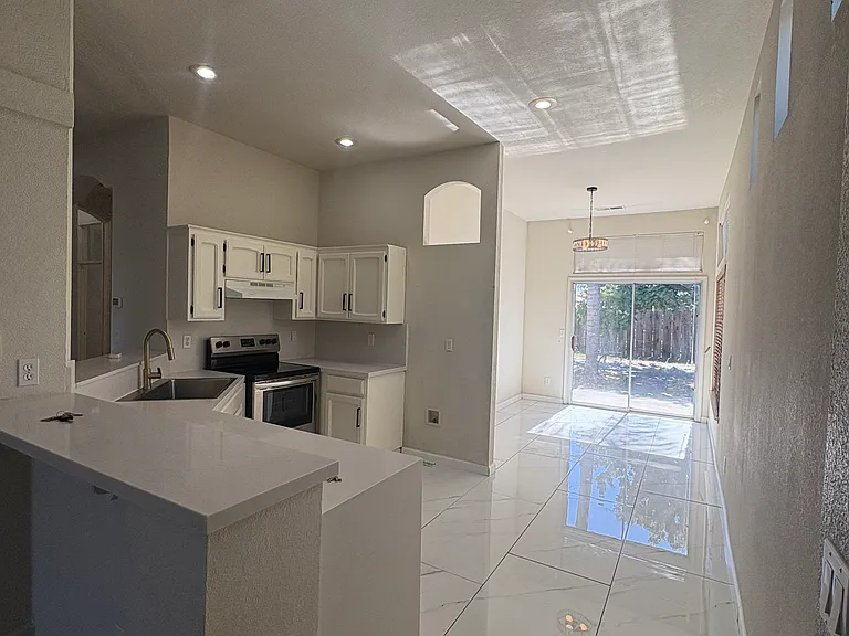 2534 Sunrise Ave — Photo 6