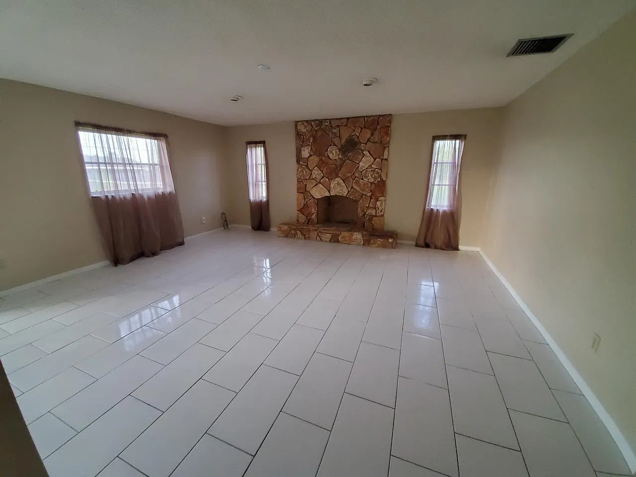 3 bed, 2.0 bath, 1726 sqft, $2,300 — Photo 2