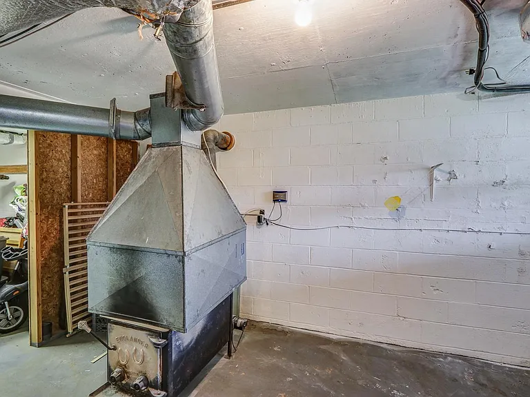 4295 Everett Rd — Photo 34