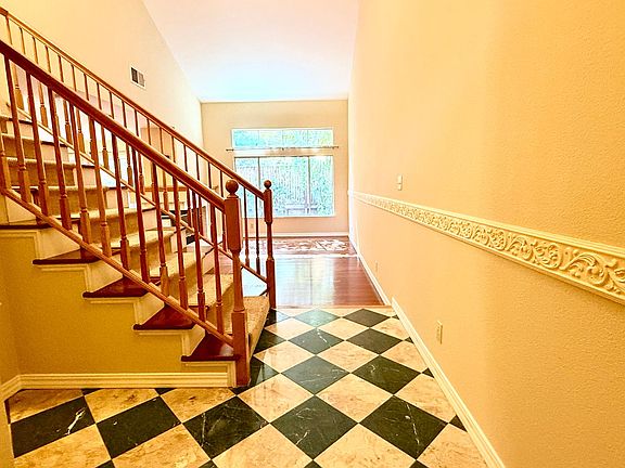 4th image of 372 Bellflower Ct