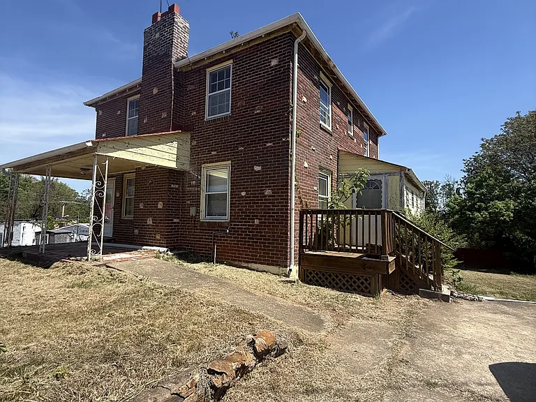 1011 Roundabout Rd — Photo 2